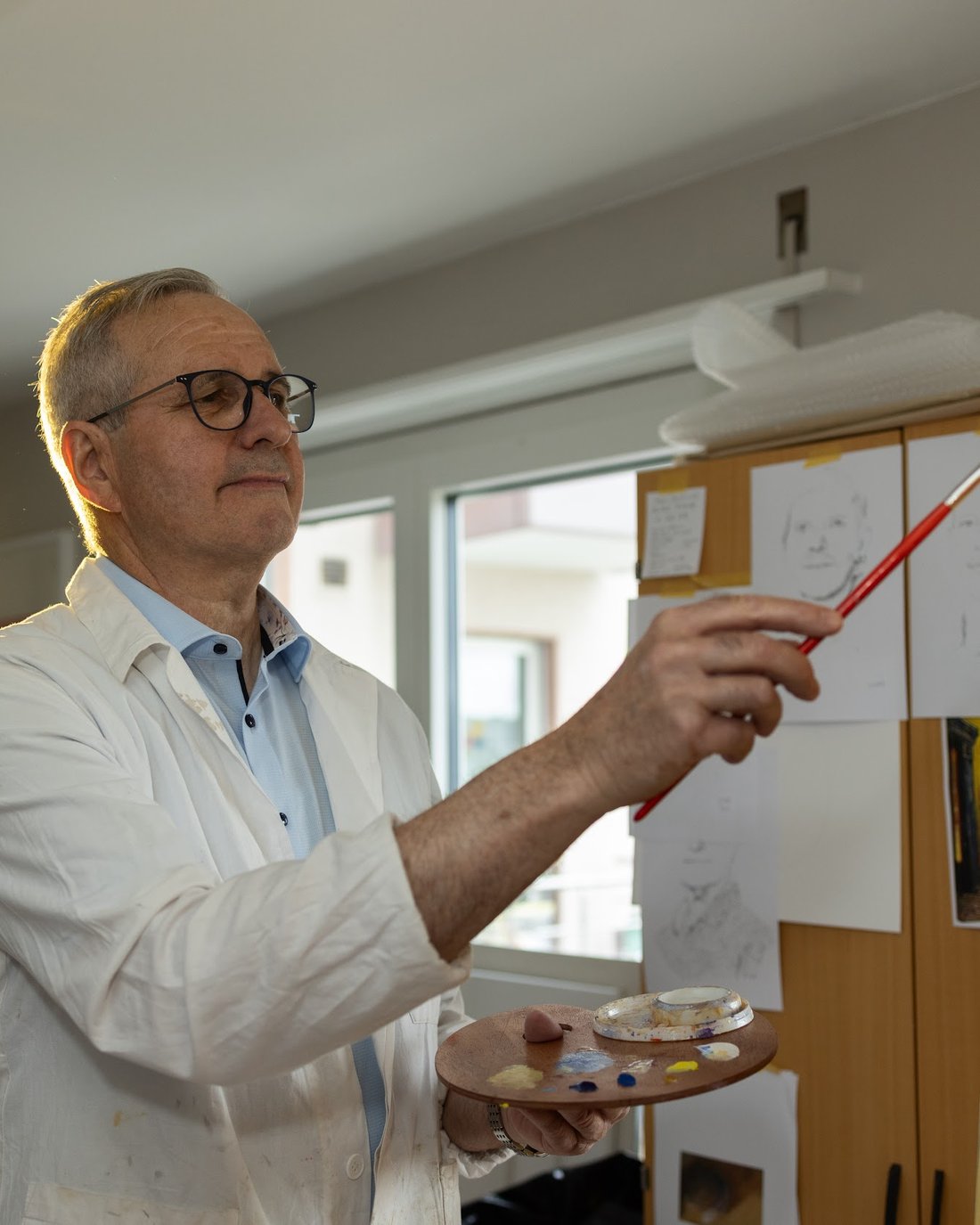 Erwin Spicher an der Staffelei in seinem Atelier
